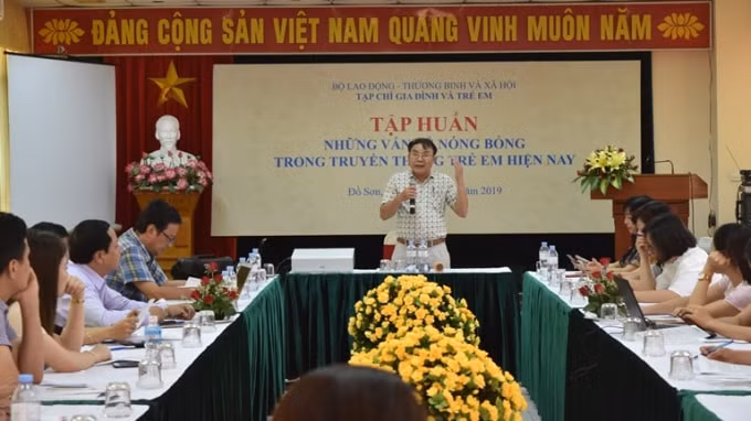 TS. Hồ Bất Khuất trình bày những vấn đề về truyền thông phòng, chống bóc lột, xâm hại tình dục trẻ em (ảnh:dansinh)