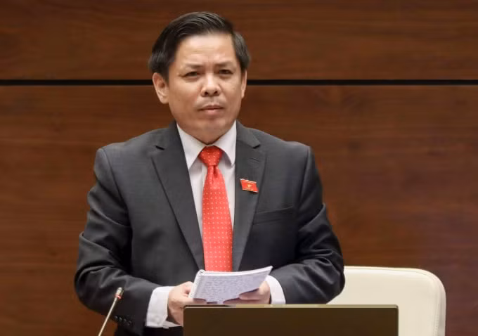 Bộ trưởng Bộ GTVT Nguyễn Văn Thể trả lời chất vấn trước quốc hội sáng 5/6.