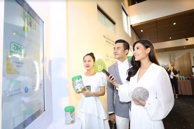Gia đình Thuý Diễm – Lương Thế Thành đã hào hứng tìm hiểu sản phẩm Vinamilk Organic Gold và trải nghiệm công nghệ truy xuất nguồn gốc Blockchain bằng cách scan QR code