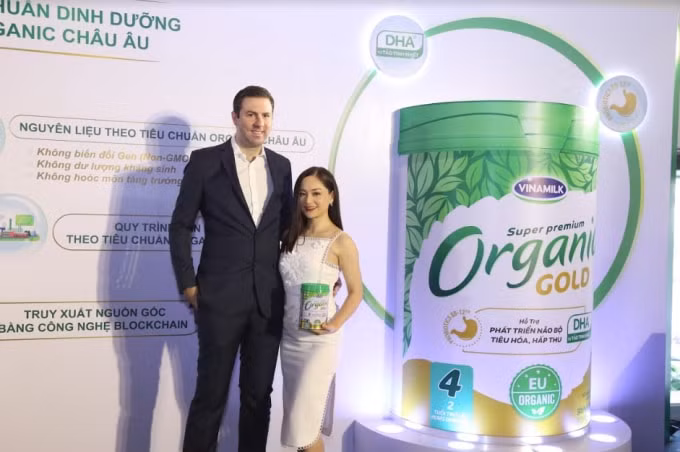 Lan Phương cùng chồng, anh David Duffy cũng bày tỏ sự phấn khích bởi sản phẩm sữa công thức đầu tiên sản xuất tại Việt Nam được chứng nhận Organic Châu Âu