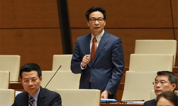 Phó Thủ tướng Vũ Đức Đam trả lời chất vấn của các đại biểu trước Quốc hội.