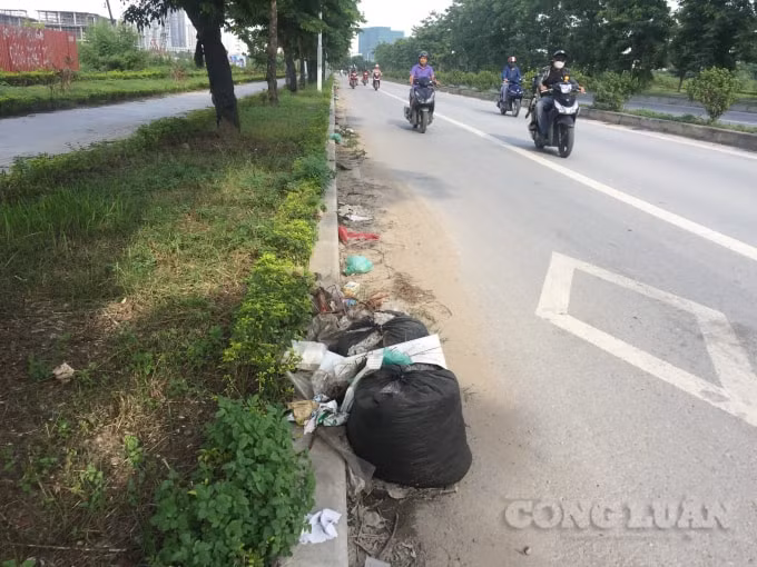 Rác thải được vứt tràn lan hai bên đường gây cản trở giao thông