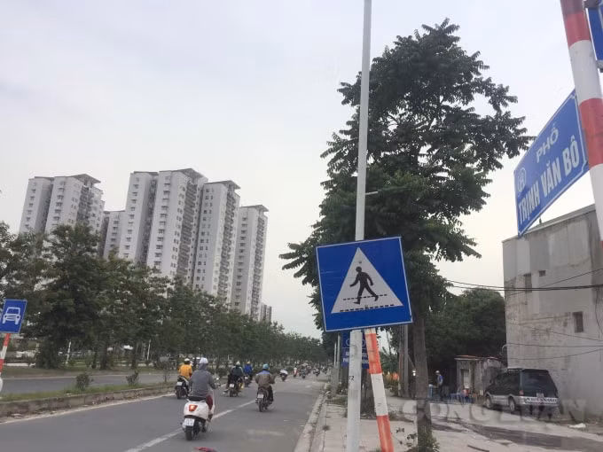 Phố Trịnh Văn Bô từ ngã tư giao với phố Nguyễn Văn Giáp và đoạn tiếp nối phố Trần Hữu Dực đến chân cầu vượt Xuân Phương