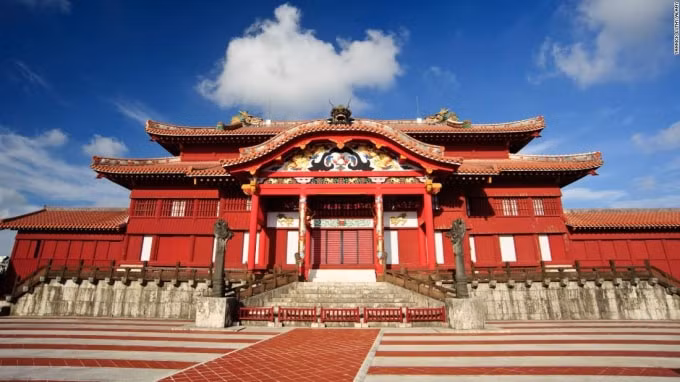 Lâu đài Shuri là một pháo đài đồ sộ nằm trên đỉnh đồi nhìn ra thủ phủ Naha của tỉnh Okinawa (nguồn: thegioidisan.vn)