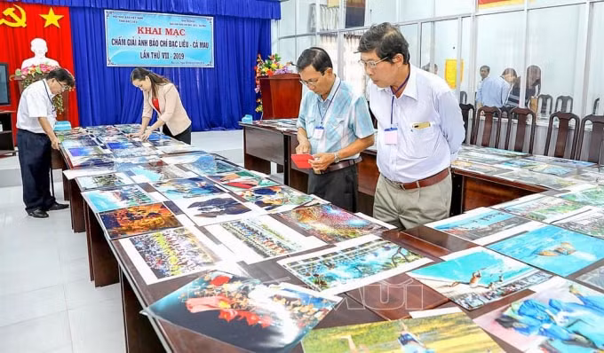 Ban Giám khảo đang lựa chọn ra những tác phẩm để đoạt giải. Ảnh: baoanhdatmui.vn
