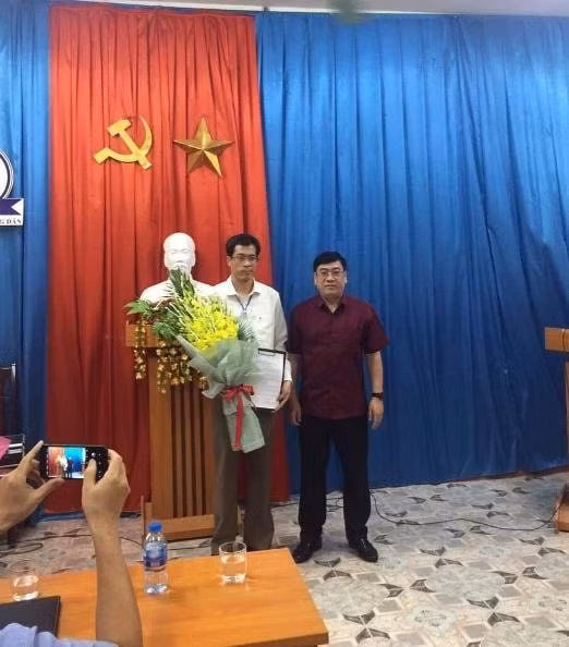 Ông Nguyễn Xuân Hạnh (bên trái) nhận Quyết định bổ nhiệm Giám đốc Trung tâm Trợ giúp pháp lý