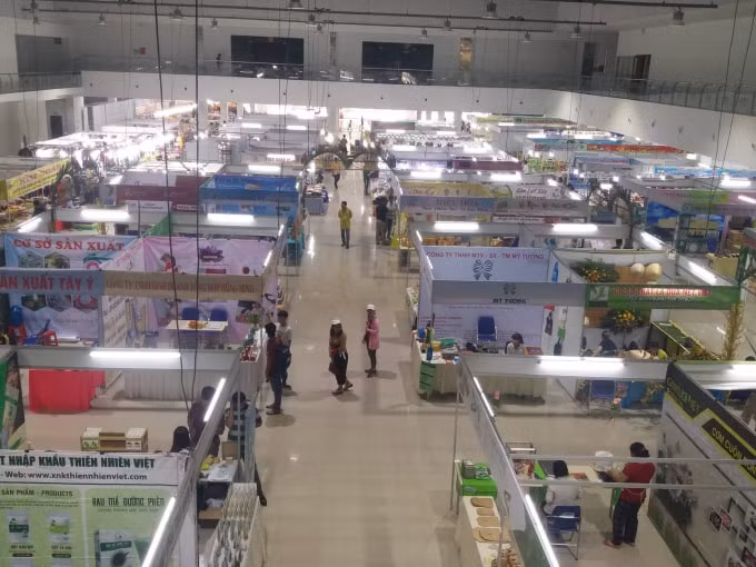 Hội chợ diễn ra từ nay đến ngày 10/6, thu hút gần 350 gian hàng của 20 tỉnh, thành phố trong khu vực ĐBSCL và các tỉnh miền Đông Nam bộ, Tp. Hồ Chí Minh, Tây Nguyên.