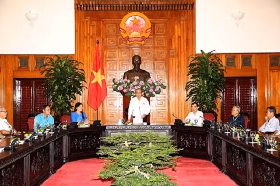 Phó Thủ tướng Thường trực Trương Hòa Bình bày tỏ vui mừng khi được tiếp đoàn người có công tỉnh Vĩnh Long. Ảnh: VGP