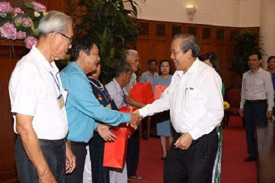 Phó Thủ tướng Thường trực tặng quà cho đoàn. Ảnh: VGP