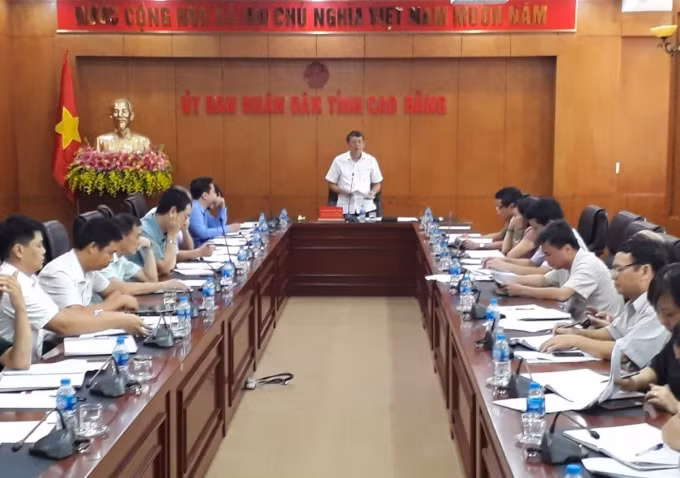 Chủ tịch UBND tỉnh Hoàng Xuân Ánh phát biểu chỉ đạo cuộc họp (ảnh Báo CB)