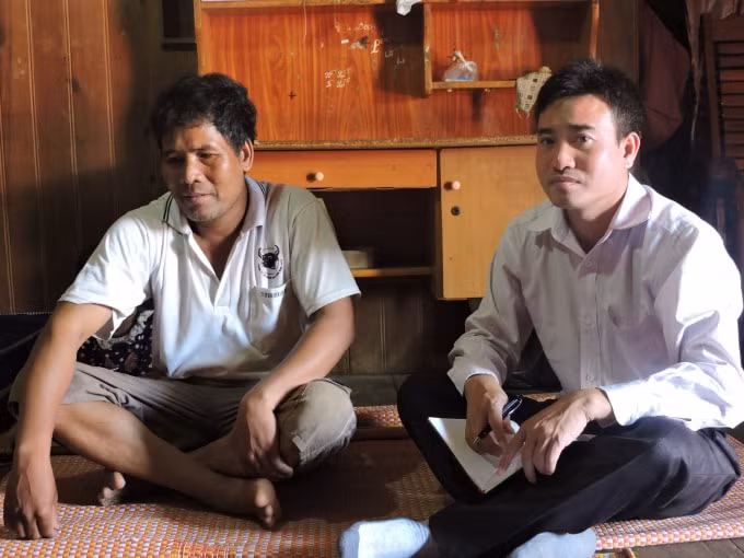 Nhà báo Chu Minh Khôi khai thác thông tin từ một nông dân K Ho ở huyện Di Linh, tỉnh Lâm Đông.