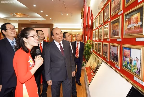 Thủ tướng thăm phòng truyền thống của Học viện Hành chính quốc gia. Ảnh: VGP
