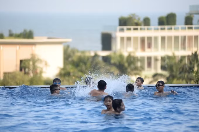 Bể bơi vô cực tại khách sạn FLC Grand Hotel Samson