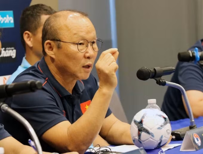 HLV Park Hang-seo trao đổi thông tin trước trận chung kết King's Cup 2019. Ảnh: VFF