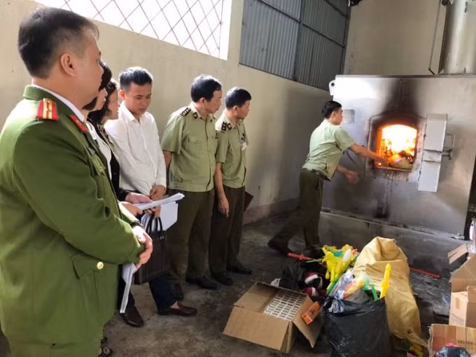 Việc quy định cơ quan Hải quan phải giám sát tất cả các trường hợp tiêu hủy phế liệu, phế phẩm của hợp đồng gia công đã gây khó cho cơ quan Hải quan và DN khi thực hiện. (Ảnh TL)