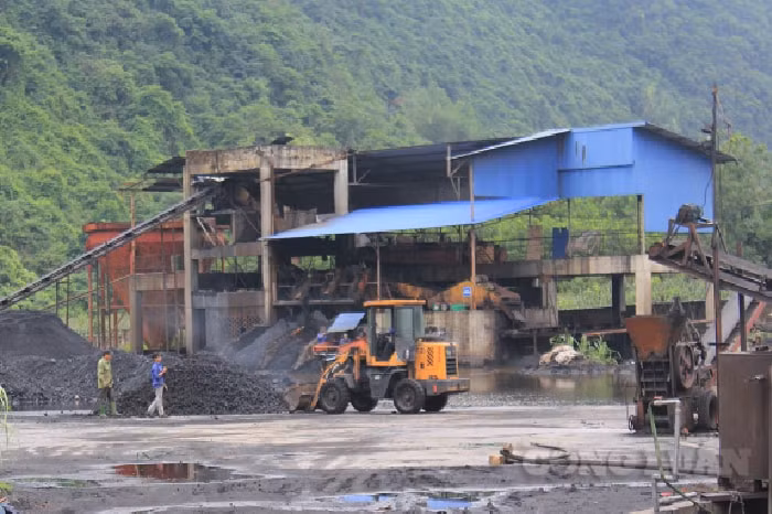 Người dân xã La Hiên rất bức xúc trước việc Công ty TNHH Liên doanh Quý Thái xả khí thải gây ô nhiễm môi trường.