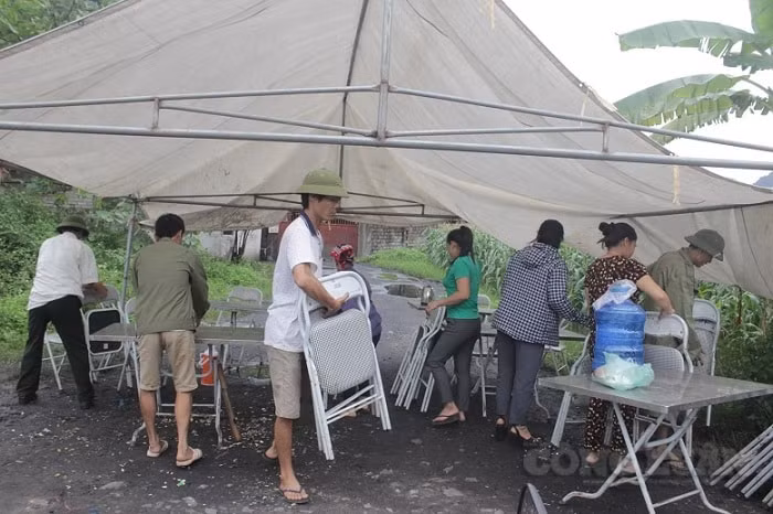 Người dân dựng lều bạt trước cổng Công ty TNHH Liên doanh Quý Thái phản đối việc xả khí thải gây ô nhiễm môi trường.