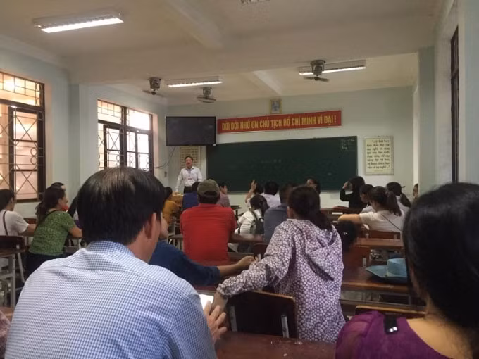 Chiều cùng ngày Sở Giáo dục và Đào tạo Quảng Bình đã tổ chức họp khẩn tìm phương án xử lý.