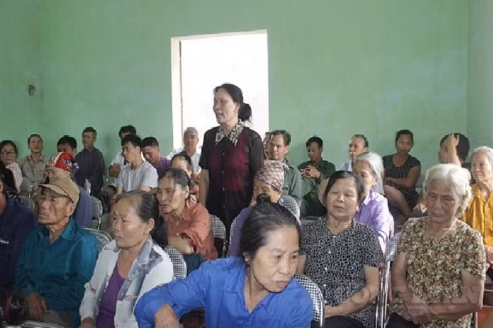 Người dân xóm Trúc Mai, Làng Lai (xã La Hiên) phát biểu tại cuộc đối thoại rất bức xúc vì nhà máy của Công ty Quý Thái đã nhiều lần để tái diễn tình trạng xả khí thải gây mùi khó chịu, ảnh hưởng không nhỏ đến sức khỏe của người dân.