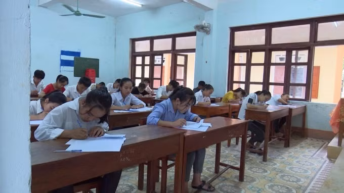 Việc để xảy ra những sai sót trong kỳ thi vào lớp 10 của Sở GD-ĐT tỉnh Quảng Bình khiến toàn bộ thí sinh phải làm lại bài thi môn Văn.