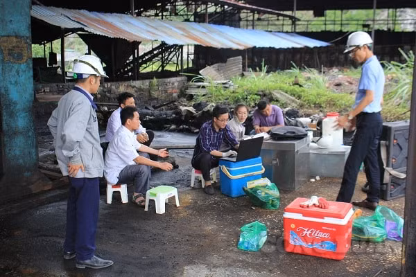 Cán bộ Chi cục Bảo vệ môi trường, Trung tâm Quan trắc môi trường tỉnh Thái Nguyên tiến hành lấy các mẫu phân tích mức độ ô nhiễm do xả khí tại Công ty Quý Thái.