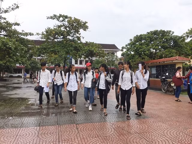 Hai đề Văn giống nhau đến 80% sẽ làm các em học sinh huyện có phần thiệt thòi so với học sinh Thành Phố khi đã thi những nội dung này một lần vào cuối kì II.