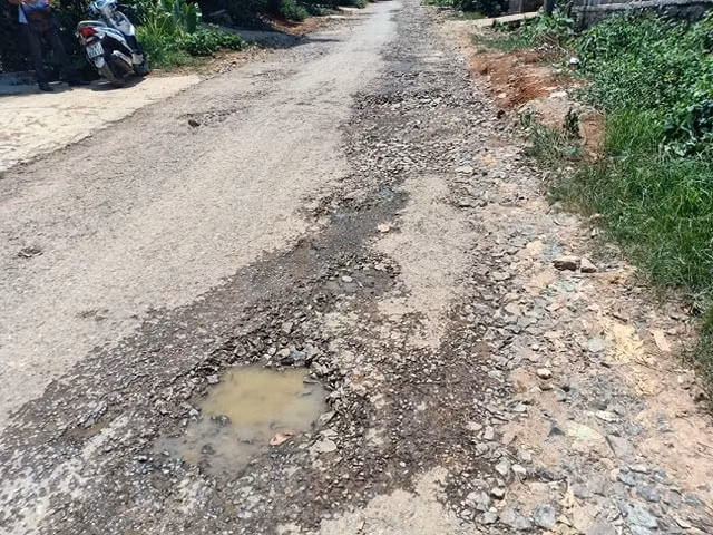 Tuyến đường Hùng Vương (cũ) đã xuống cấp nghiêm trong sau khi xe phục vụ dự án chở vật liệu xây dựng phục vụ thi công công trình. Ảnh Nguyễn Phương.