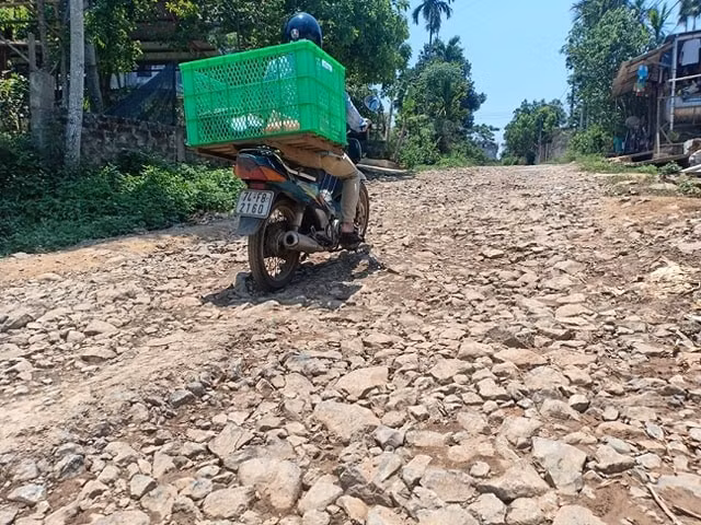 Đường bị cày nát đem lại sự nguy hiểm cho người dân khi tham gia giao thông (Ảnh Nguyễn Phương)