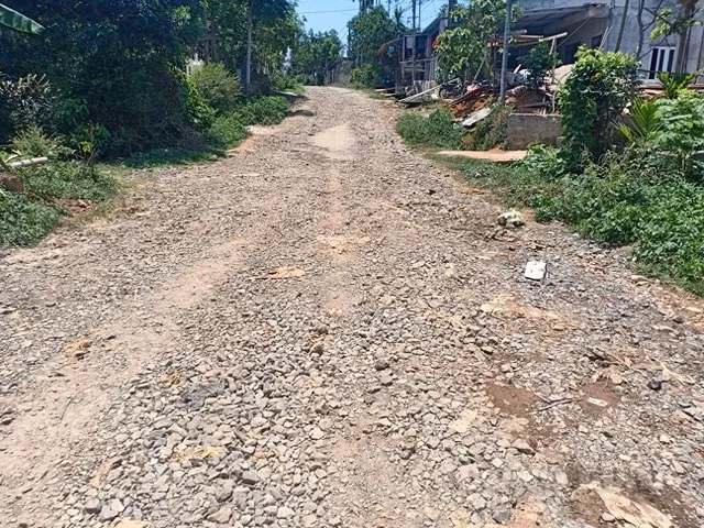 Con đường bị cày nát, lởm chởm gây nguy hiểm người đi đường. Ảnh Nguyễn Phương.