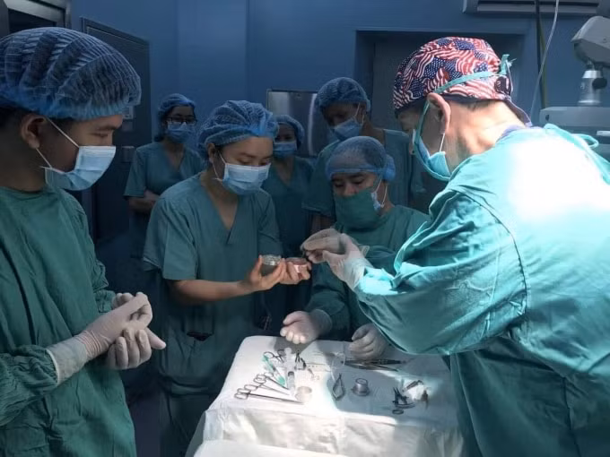 Các y bác sĩ thực hiện ca phẫu thuật.
