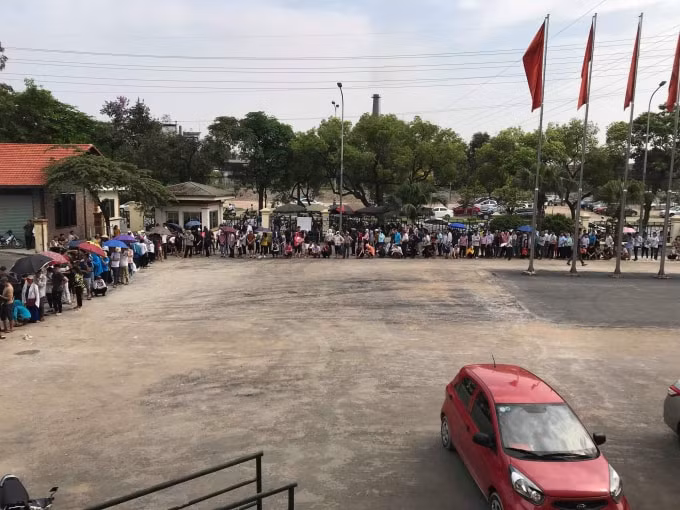 Hàng dài CĐV xếp hàng mua vé tại SVĐ Việt Trì - Phú Thọ. Ảnh: Hoàng Dương