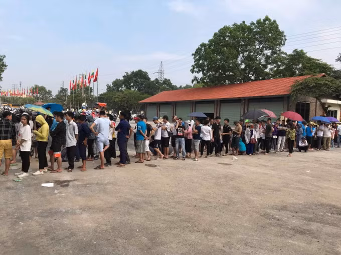 Không có sự chen lấn xô đẩy khi tiếp cận khu vực quầy vé. Ảnh: Hoàng Dương