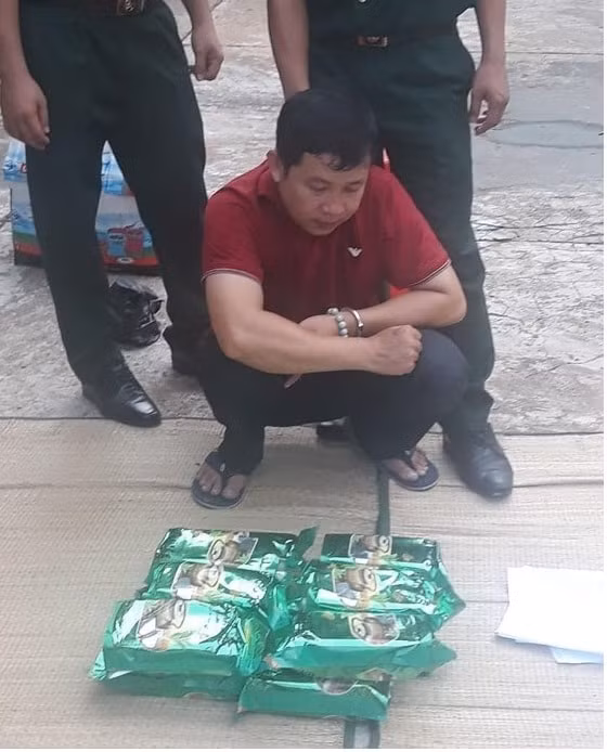 Đối tượng Trương Quốc Cường cùng tang vật vụ án. Ảnh: LA