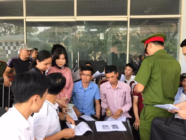 Người hâm mộ phải chuẩn bị đầy đủ giấy tờ tùy thân trước khi lấy vé. Ảnh: VFF