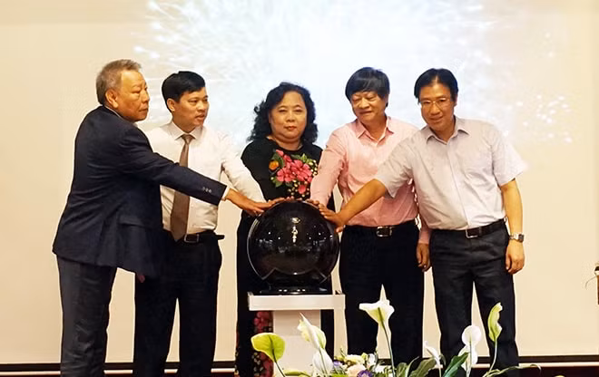 Phó Bí thư Thành ủy, Chủ tịch HĐND thành phố Hà Nội, Trưởng ban Chỉ đạo Chương trình 04 Nguyễn Thị Bích Ngọc; Phó Chủ tịch UBND thành phố Hà Nội Ngô Văn Quý và một số đại biểu đã bấm nút khai trương, đưa website “Hanoidep.vn” chính thức đi vào hoạt động. Ảnh: Báo hanoimoi