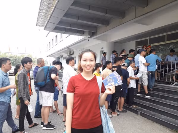 Chị Đào Thị Quỳnh Nga vui vẻ với tấm 