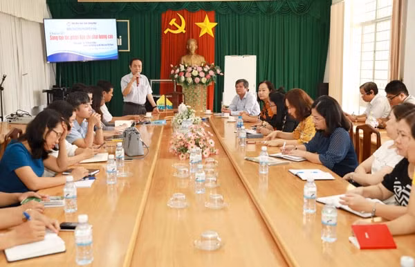 Tiến sĩ Trần Bá Dung, Ủy viên Ban Thường vụ, Trưởng ban Nghiệp vụ Hội Nhà báo Việt Nam trao đổi, hướng dẫn các học viên tại lớp bồi dưỡng nghiệp vụ báo chí. Ảnh: Công Nghĩa