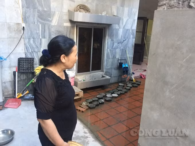Đơn vị thi công làm vỡ đường ống nước sạch của người dân khiến nước chảy tràn vào nhà.