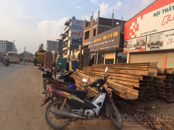 Vật liệu xây dựng, sắt thép, bê tông không được che chắn; để ngổn ngang rất nguy hiểm cho người và phương tiện lưu thông qua đây