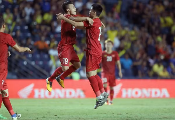 Quang Hải và Đức Huy ăn mừng bàn thắng gỡ hòa 1-1. Ảnh: VFF