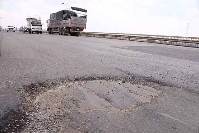 Tình trạng hư hỏng mặt cầu Thăng Long đến nay vẫn chưa được xử lý dứt điểm (Ảnh: TL)