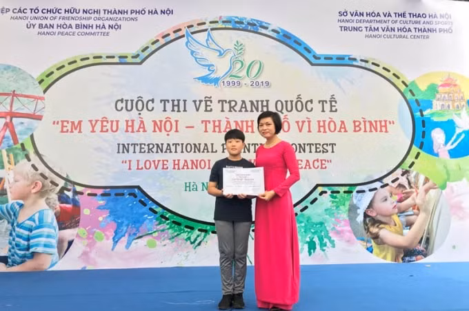 Phó Chủ tịch Liên hiệp các tổ chức Hữu nghị thành phố Hà Nội Trần Thị Phương trao Giải Đặc biệt cho thí sinh người Hàn Quốc Johanul. Ảnh: Báo ĐCSVN