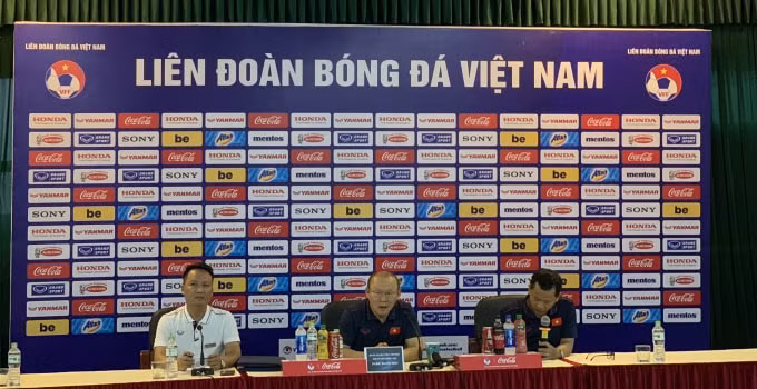 HLV Park Hang-seo trao đổi thông tin về sự chuẩn bị của ĐT Việt Nam khi tham dự King's Cup 2019. Ảnh: Dương Lâm