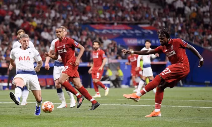 Origi ghi tên mình lên bảng điện tử với cú sút quyết đoán ấn định tỉ số 2 - 0 cho Liverpool. Ảnh: Goal