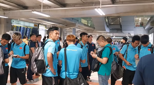 Đại diện BTC địa phương ra sân bay đón tiếp và hỗ trợ thủ tục nhập cảnh cho toàn đội. Ảnh: VFF
