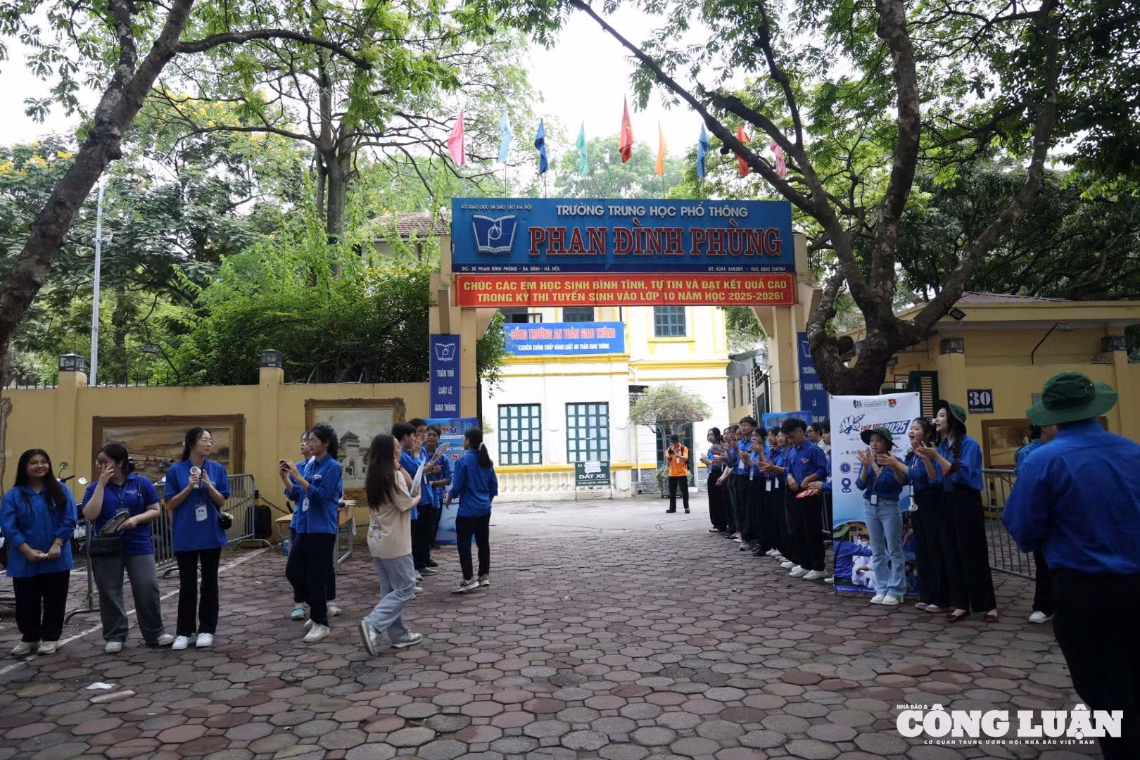 Tại điểm thi trường THPT Phan Đình Phùng, em Huy chia sẻ :“Trước kỳ thi thầy cô đều nhắn nhủ, động viên rất nhiều. Những lời thầy cô dặn dò chúng em trước lúc đi thi, em đều nhớ kỹ. Đặc biệt là lời nhắn nhủ dễ làm trước, khó làm sau và phải tập trung, bình tĩnh và tuyệt đối không chủ quan khi làm bài thi môn Toán