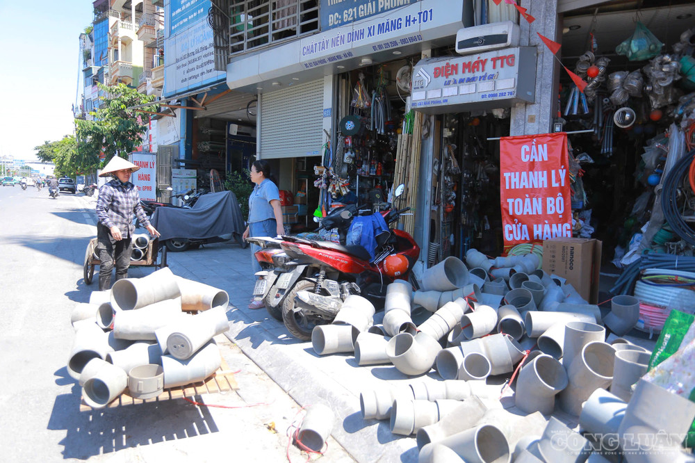Không khí chuẩn bị bàn giao mặt bằng cũng thể hiện rõ tại các cơ sở kinh doanh dọc đường Giải Phóng. clo_br_z8343994456186-66b80c30ee0fd9a898156f56040c6506.jpg