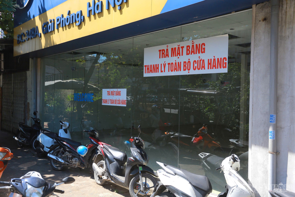 Nhiều cửa hàng đã đóng cửa, treo biển thông báo chuyển địa điểm hoặc thanh lý hàng hóa để phục vụ việc di dời. clo_br_z8343994827013-2100293037e8490d9b109a5cc90d7446.jpg