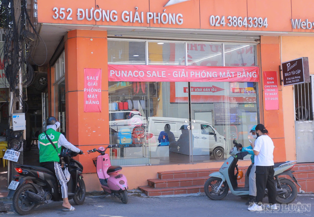 Các biển thanh lý hàng hóa xuất hiện ngày càng nhiều trên mặt phố. Một số cửa hàng đã thu dọn phần lớn hàng hóa, chuẩn bị rời khỏi vị trí kinh doanh hiện tại. clo_br_z8343994415441-d61ed79eb2bac0dcd6482805ca5021e9.jpg