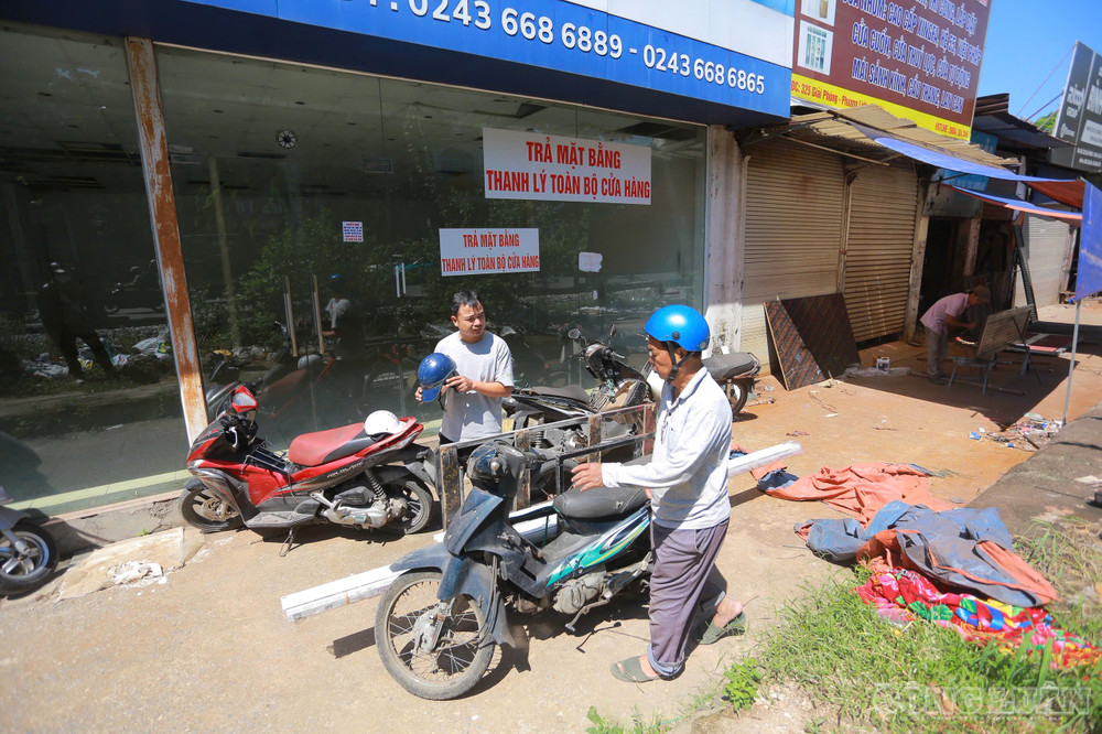 Theo ghi nhận, những ngày đầu tháng 10, tại khu vực đường Giải Phóng, nơi nằm trong phạm vi triển khai dự án mở rộng trục Quốc lộ 1A, nhiều hộ dân và cơ sở kinh doanh đang chủ động thu dọn, vận chuyển tài sản để chuẩn bị bàn giao mặt bằng. clo_br_z8343994821068-b2706ef4c1bc000c6de633bd8b02025d.jpg